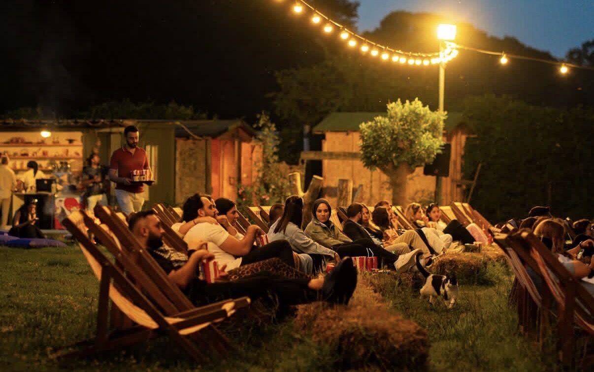 Romantik Filmler Neden Hâlâ Bu Kadar Seviliyor? | Açık Hava Sinemasında İzlenmesi Gereken Filmler